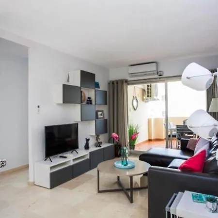 Marina, Modern Apartment, Sea Views, Balcony, Sleeps 6, Family Friendly *