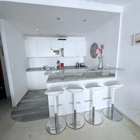 Port - Sea Views, Sleeps 6 Estepona